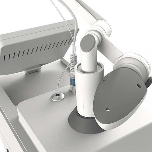 Крупный план манипулы лазерного аппарата с шарнирным креплением и рабочей насадкой