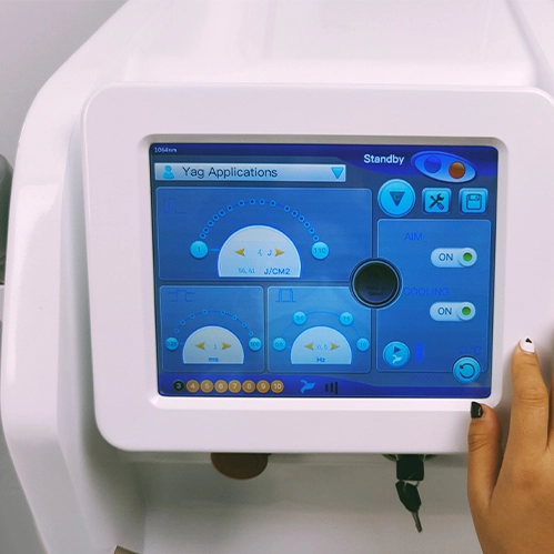 Крупный план экрана лазерного аппарата